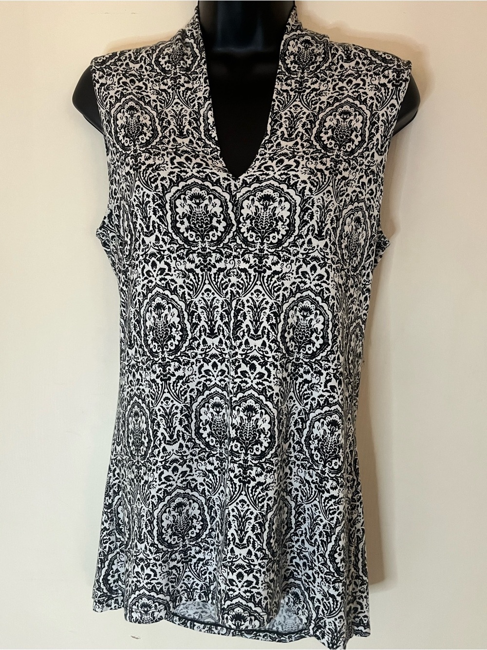 Rose & Olive Black and White Sleeveless V-Neck